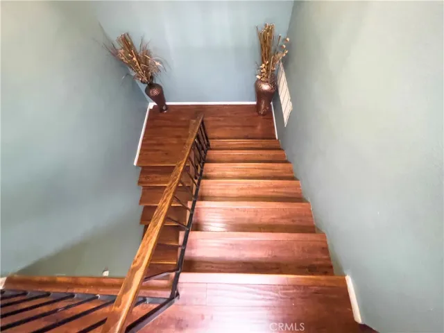 STAIRWAY TO 2ND LEVEL