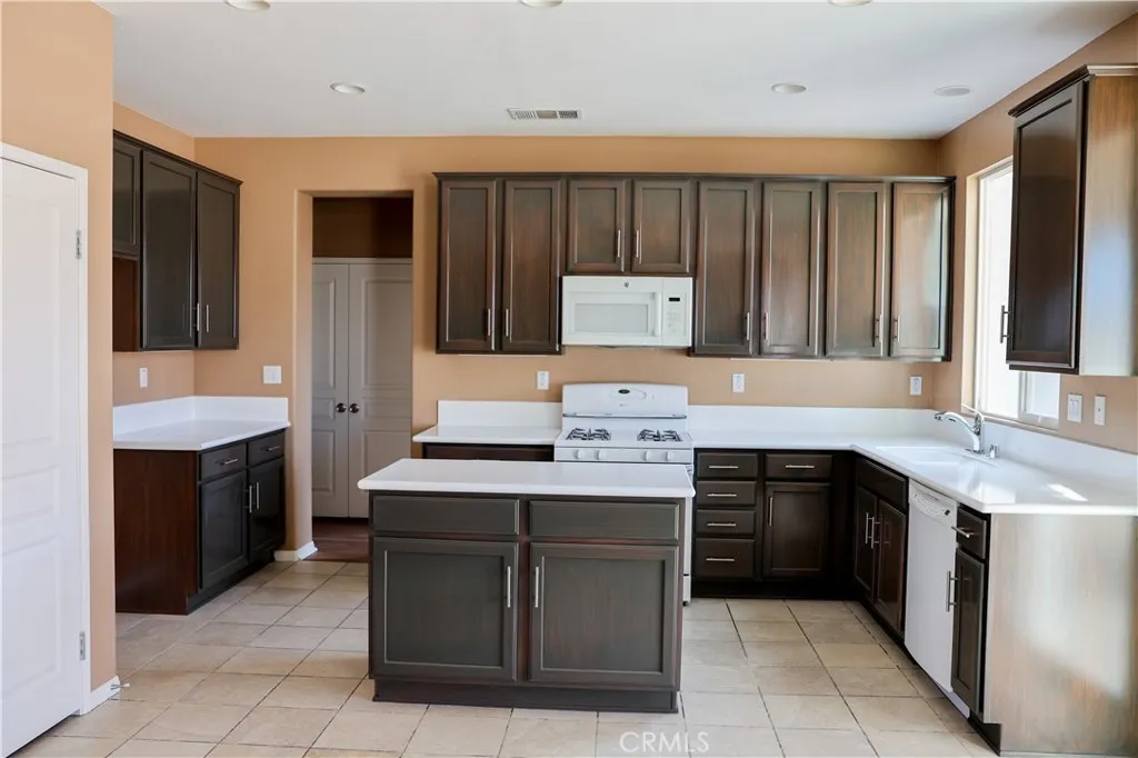 15845 Apache Plume Lane, Victorville, California 92394 home-pic-12