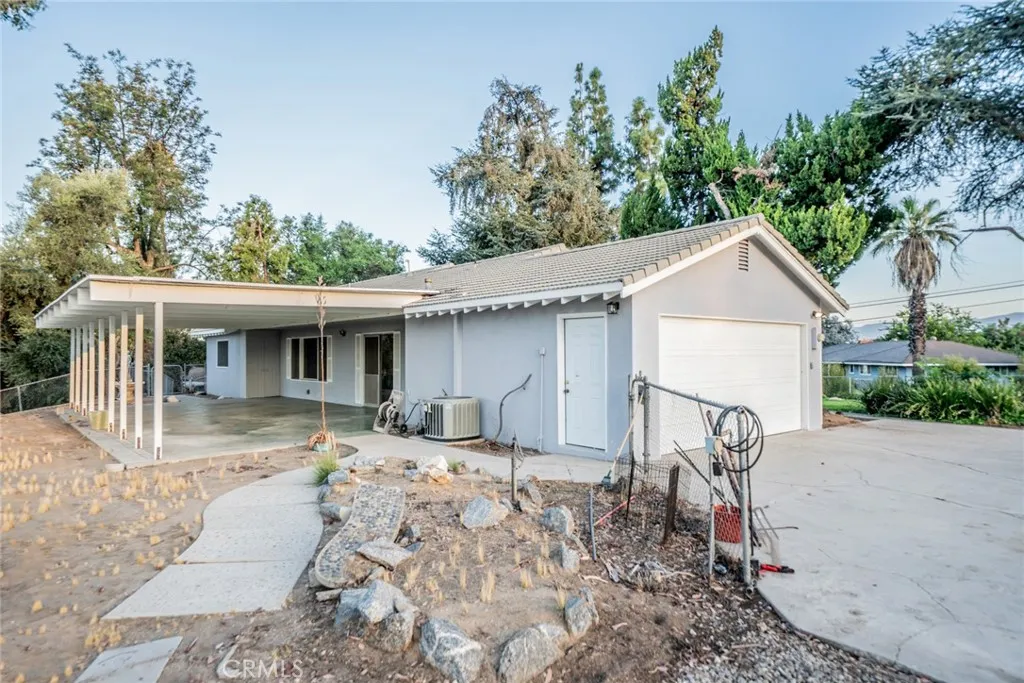 1037 W Sunset Drive, Redlands, California 92373 home-pic-11