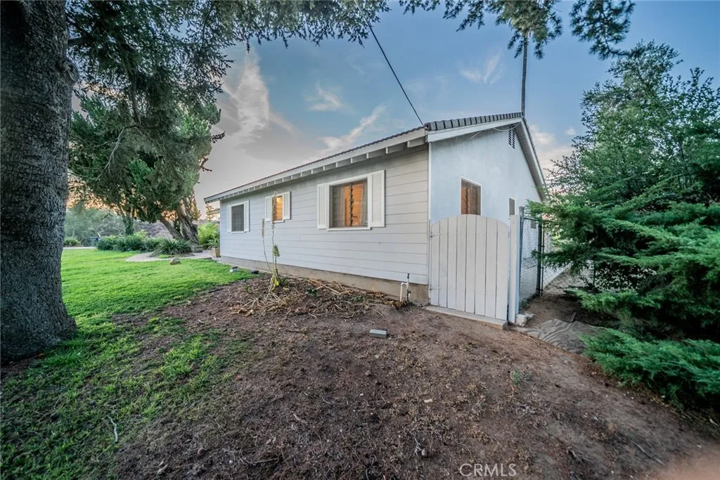 1037 W Sunset Drive, Redlands, California 92373 home-pic-2