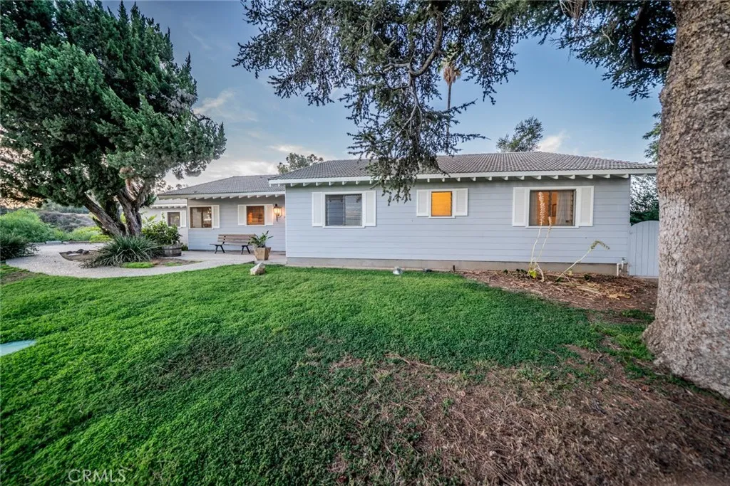 1037 W Sunset Drive, Redlands, California 92373 home-pic-1