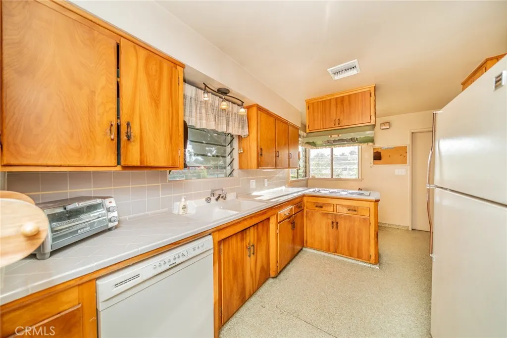 1037 W Sunset Drive, Redlands, California 92373 home-pic-42