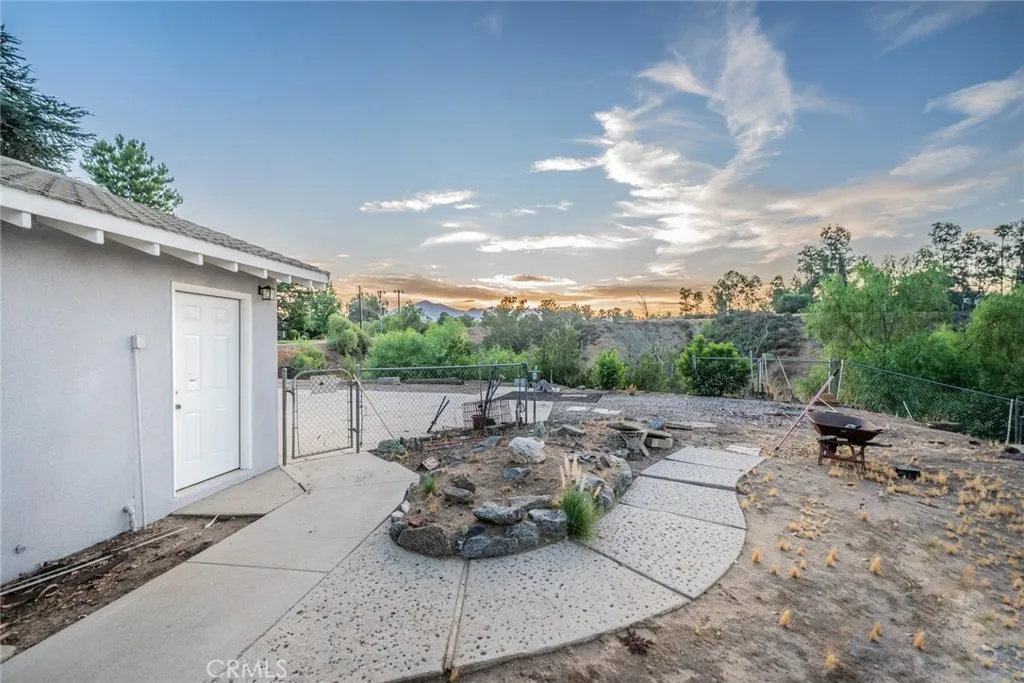 1037 W Sunset Drive, Redlands, California 92373 home-pic-8