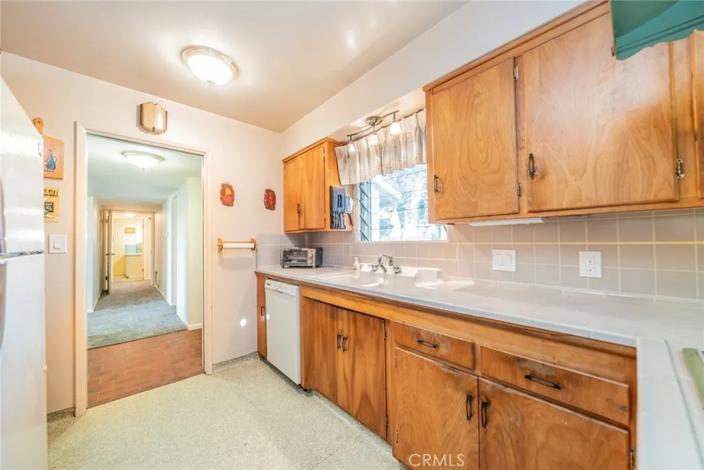 1037 W Sunset Drive, Redlands, California 92373 home-pic-36