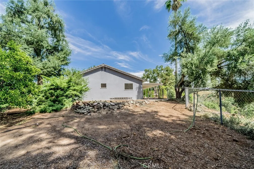 1037 W Sunset Drive, Redlands, California 92373 home-pic-16