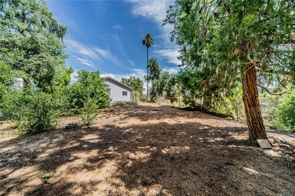1037 W Sunset Drive, Redlands, California 92373 home-pic-14