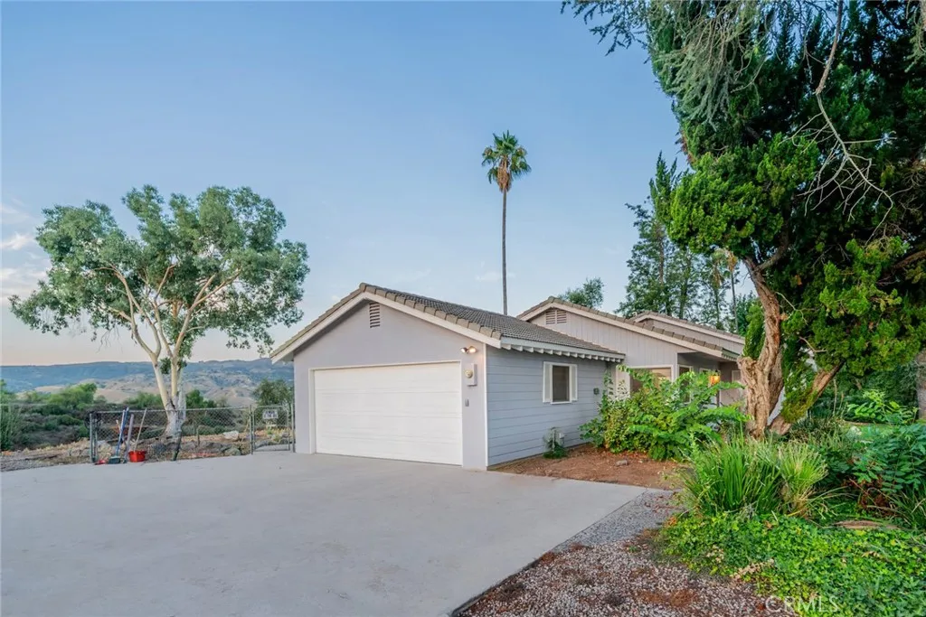 1037 W Sunset Drive, Redlands, California 92373 home-pic-3
