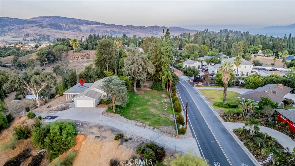 1037 W Sunset Drive, Redlands, California 92373 home-pic-48
