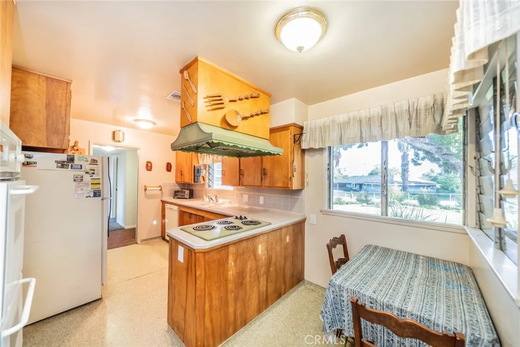 1037 W Sunset Drive, Redlands, California 92373 home-pic-35