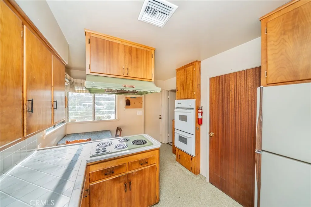 1037 W Sunset Drive, Redlands, California 92373 home-pic-43