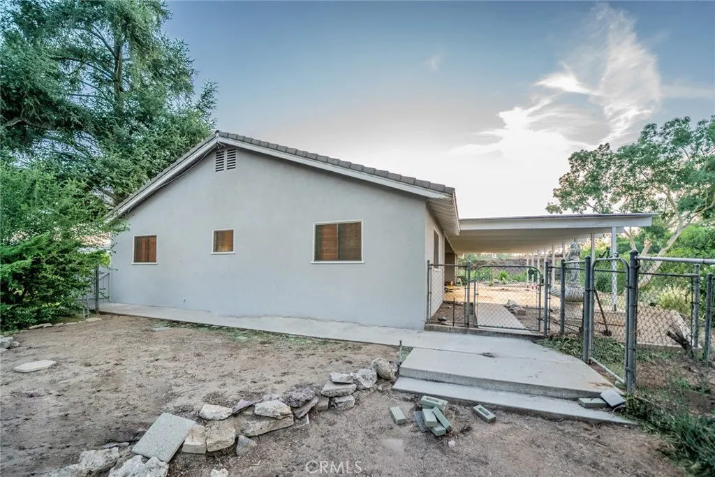 1037 W Sunset Drive, Redlands, California 92373 home-pic-7