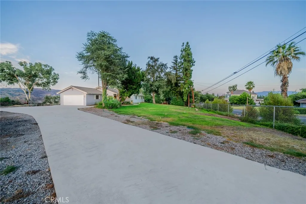 1037 W Sunset Drive, Redlands, California 92373 home-pic-6