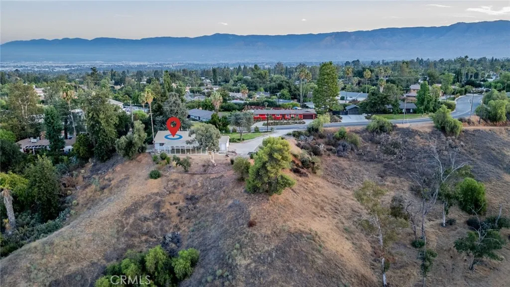 1037 W Sunset Drive, Redlands, California 92373 home-pic-45