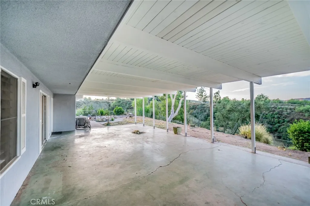 1037 W Sunset Drive, Redlands, California 92373 home-pic-9