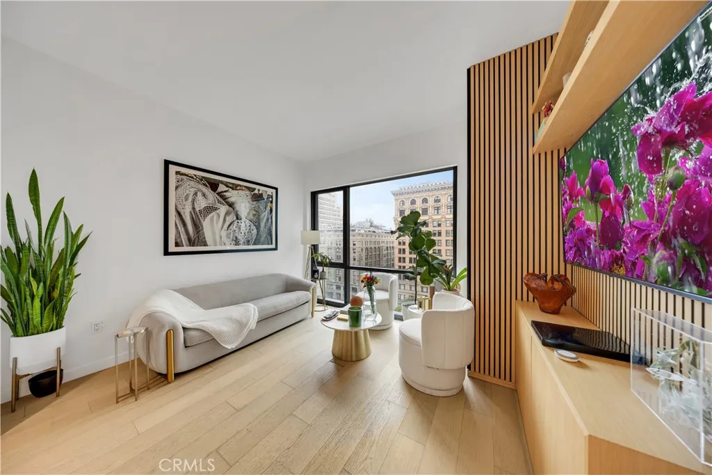 400 S Broadway 1021, Los Angeles, California 90013, 1 Bedroom Bedrooms, ,1 BathroomBathrooms,Residential,For Sale,Broadway,WS25191316