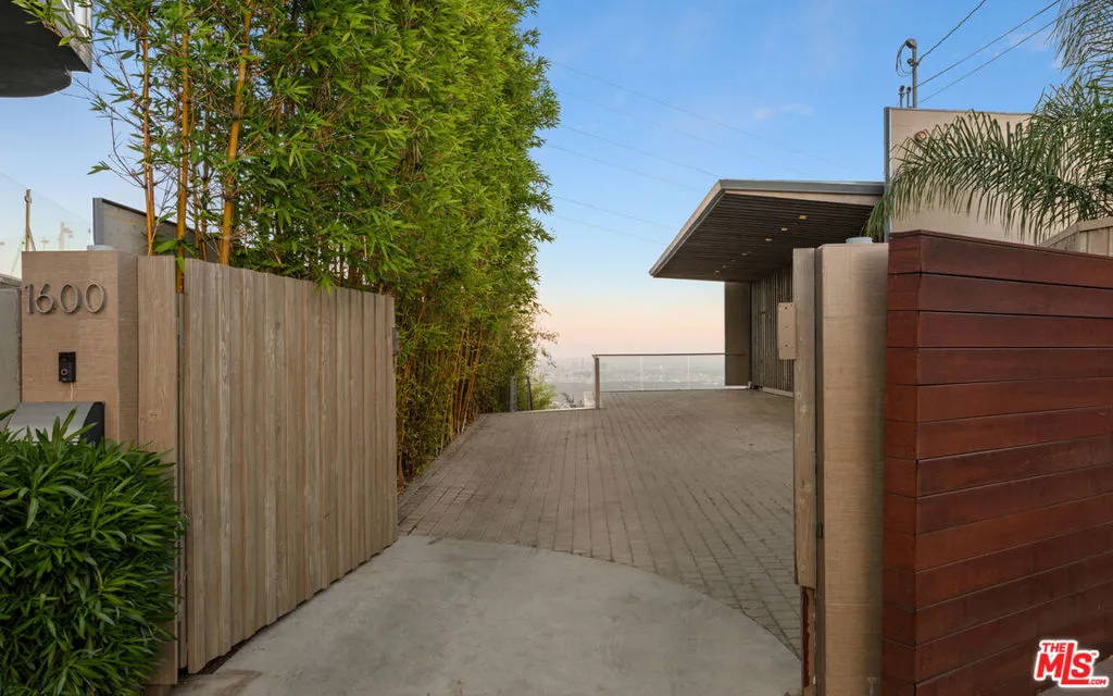 1600 Viewmont Drive, Los Angeles, California 90069 home-pic-3
