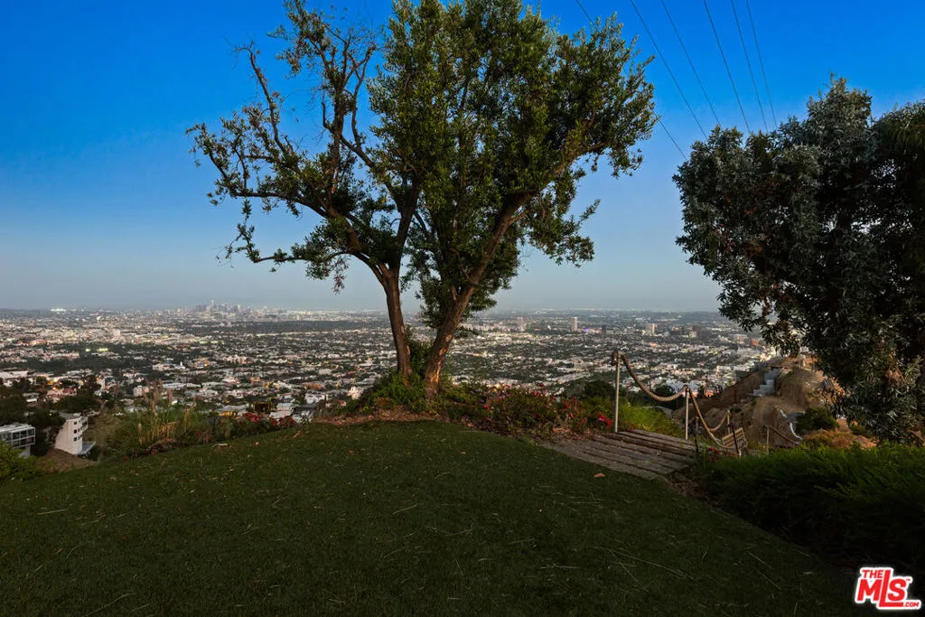 1600 Viewmont Drive, Los Angeles, California 90069 home-pic-19