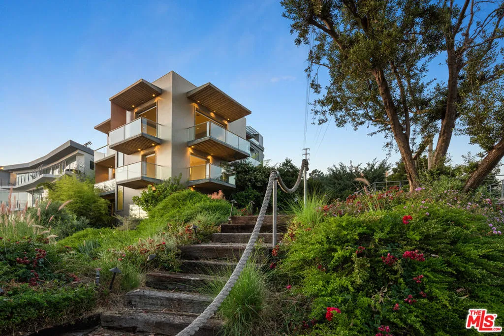 1600 Viewmont Drive, Los Angeles, California 90069 home-pic-17