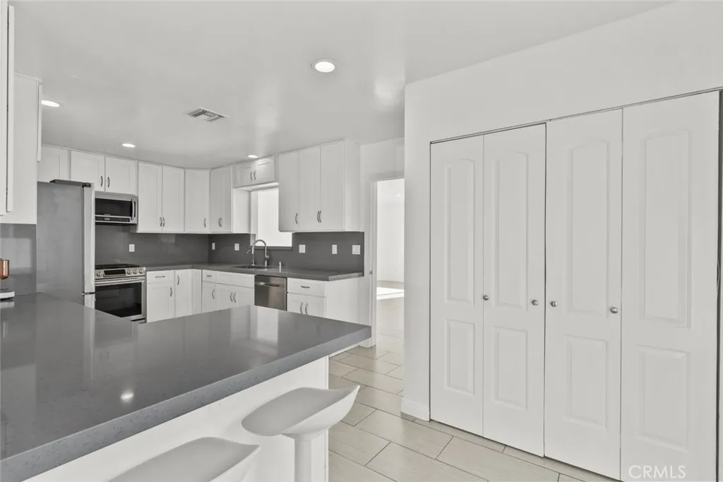 325 N Glenwood Place, Burbank, California 91506 home-pic-21