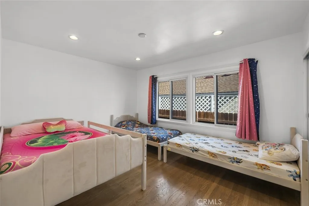 325 N Glenwood Place, Burbank, California 91506 home-pic-11