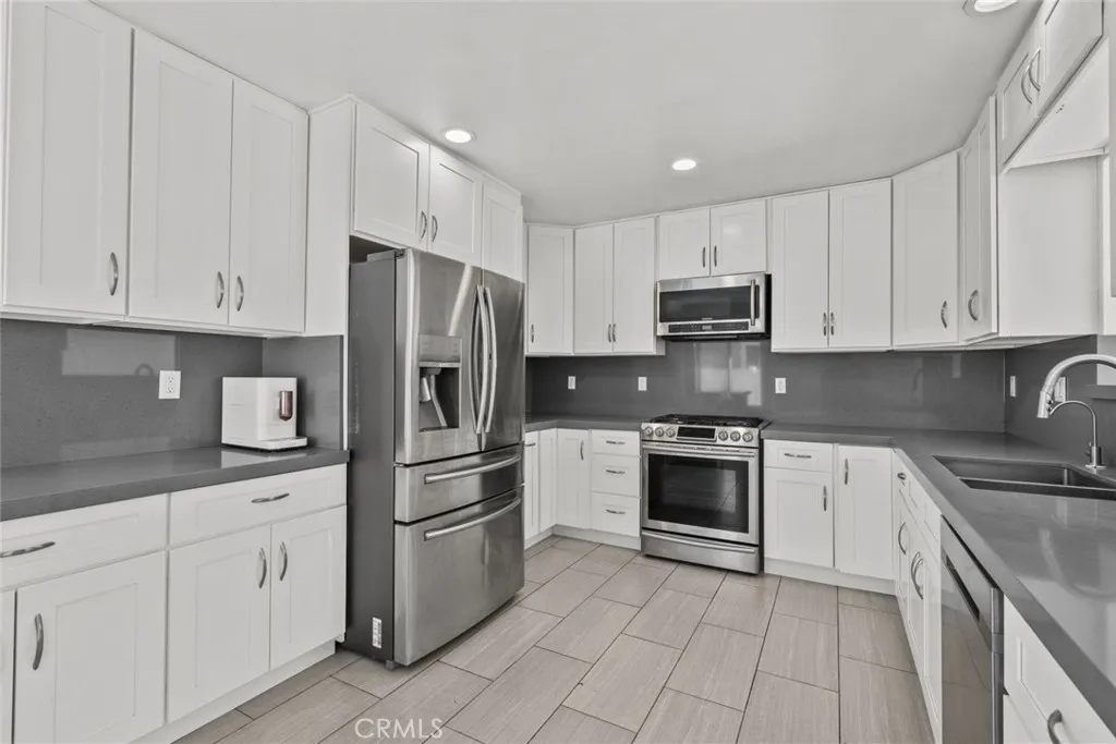 325 N Glenwood Place, Burbank, California 91506 home-pic-25