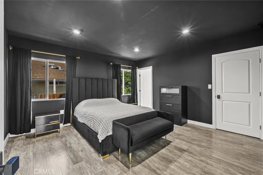 325 N Glenwood Place, Burbank, California 91506 home-pic-14