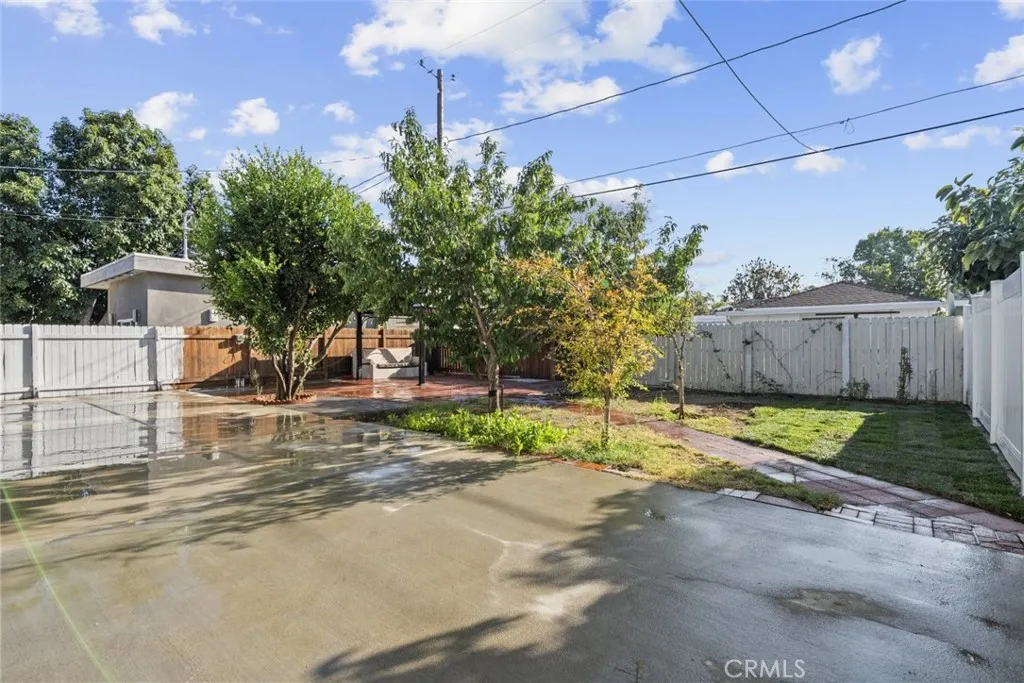 325 N Glenwood Place, Burbank, California 91506 home-pic-36
