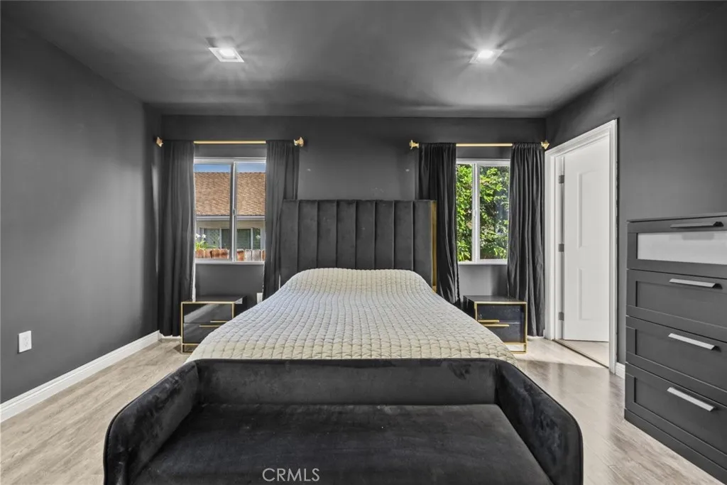 325 N Glenwood Place, Burbank, California 91506 home-pic-16