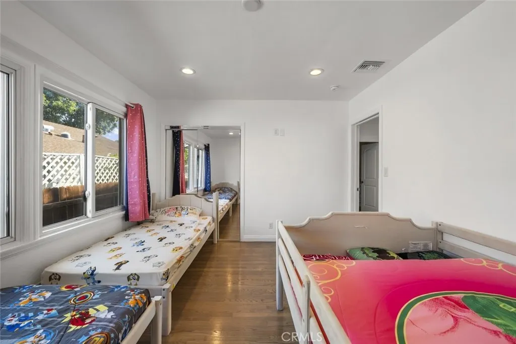 325 N Glenwood Place, Burbank, California 91506 home-pic-26