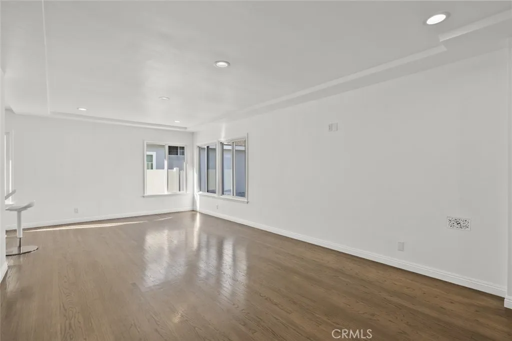 325 N Glenwood Place, Burbank, California 91506 home-pic-27