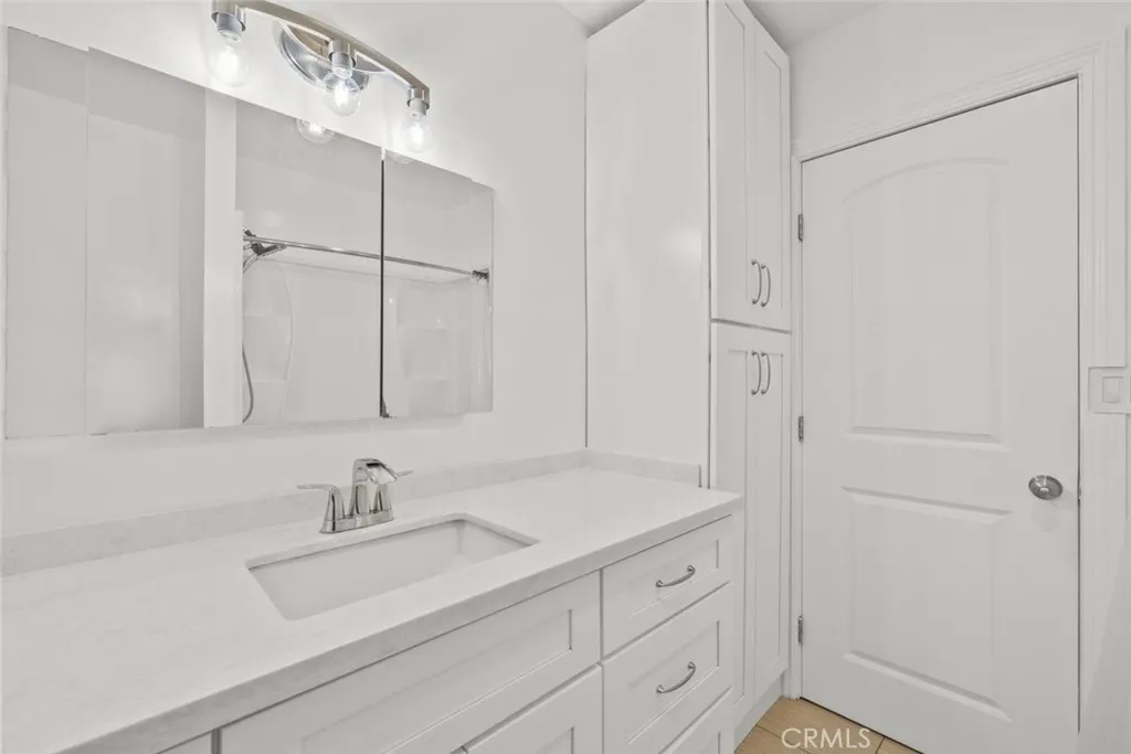 325 N Glenwood Place, Burbank, California 91506 home-pic-12