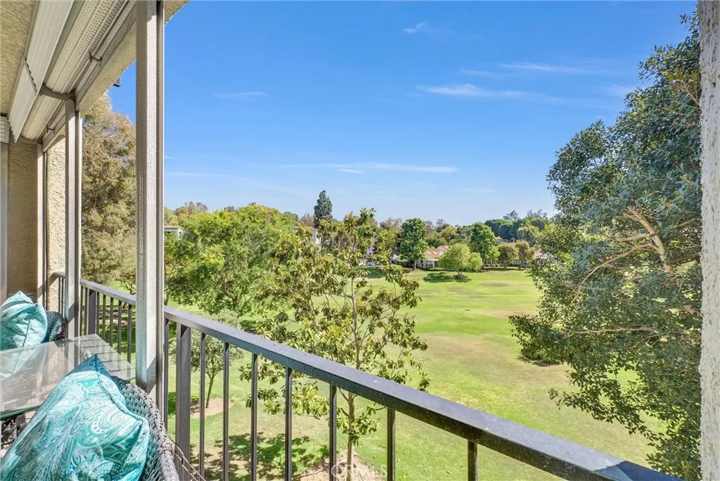 5510 Paseo Del Lago W 2d, Laguna Woods, California 92637, 2 Bedrooms Bedrooms, ,2 BathroomsBathrooms,Residential,For Sale,Paseo Del Lago,WS25191401