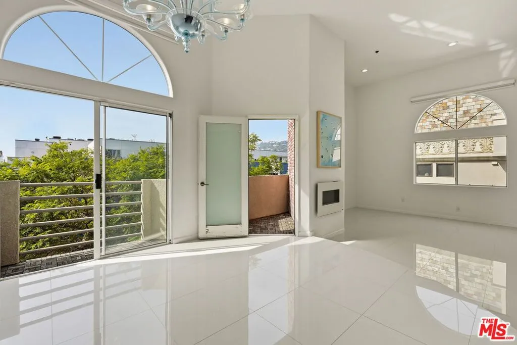 840 N Croft Avenue 301, Los Angeles, California 90069 home-pic-21