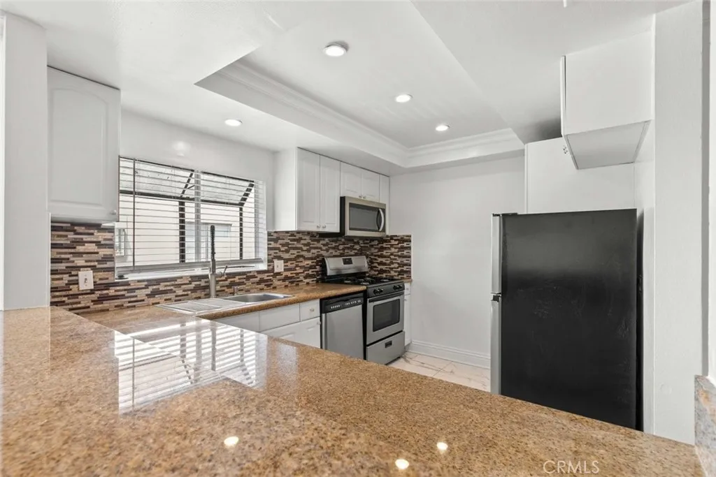 14715 Saticoy Street 13, Van Nuys, California 91405 home-pic-11