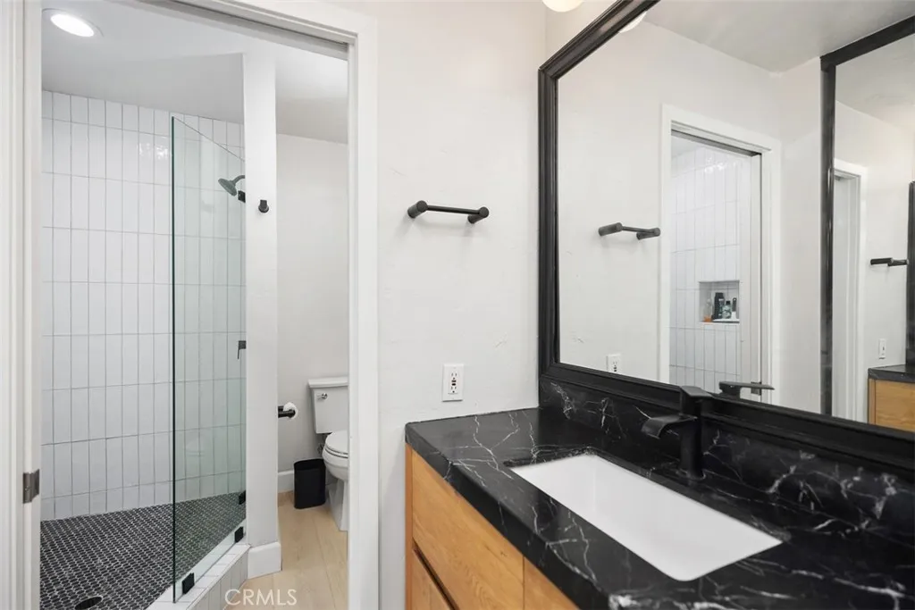 Main bathroom with walkin shower