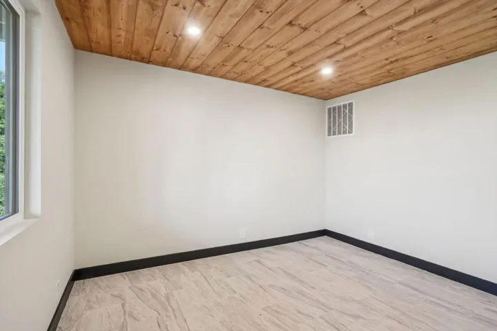 24-web-or-mls-Northridge Dr-L2808-019