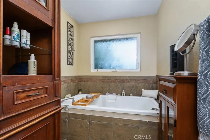 Gorgeous spa-like tub