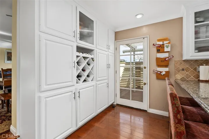 Note the door to large side-yard which wraps around to backyard