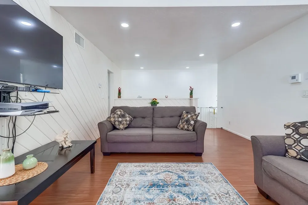 10435 Newhome Avenue 7, Sunland, California 91040 home-pic-3