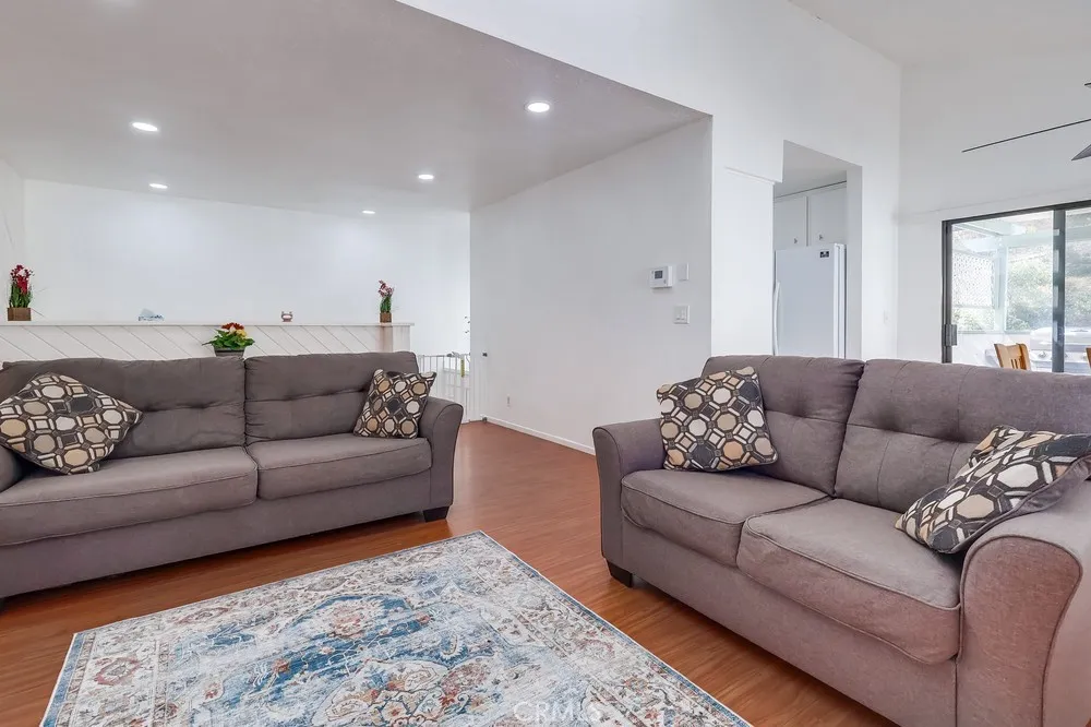 10435 Newhome Avenue 7, Sunland, California 91040 home-pic-10