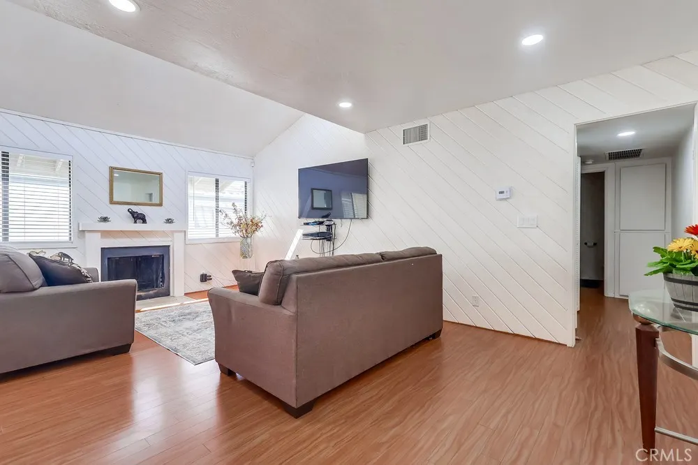 10435 Newhome Avenue 7, Sunland, California 91040 home-pic-9