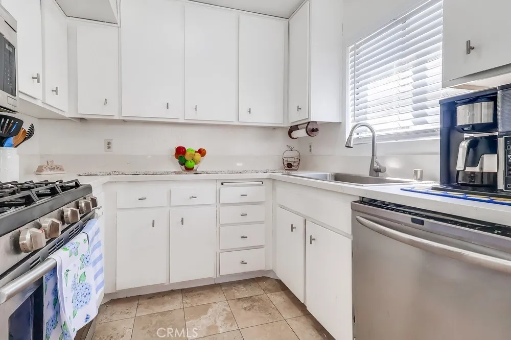 10435 Newhome Avenue 7, Sunland, California 91040 home-pic-18