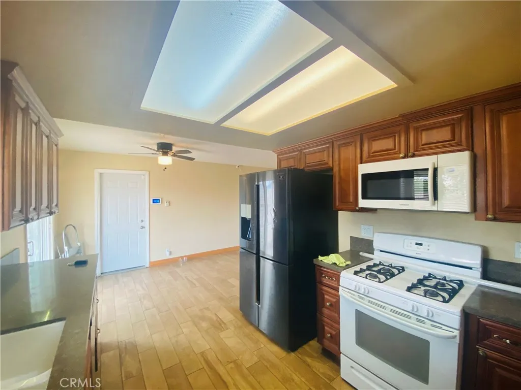 21259 Rosewood Street, Apple Valley, California 92308 home-pic-9