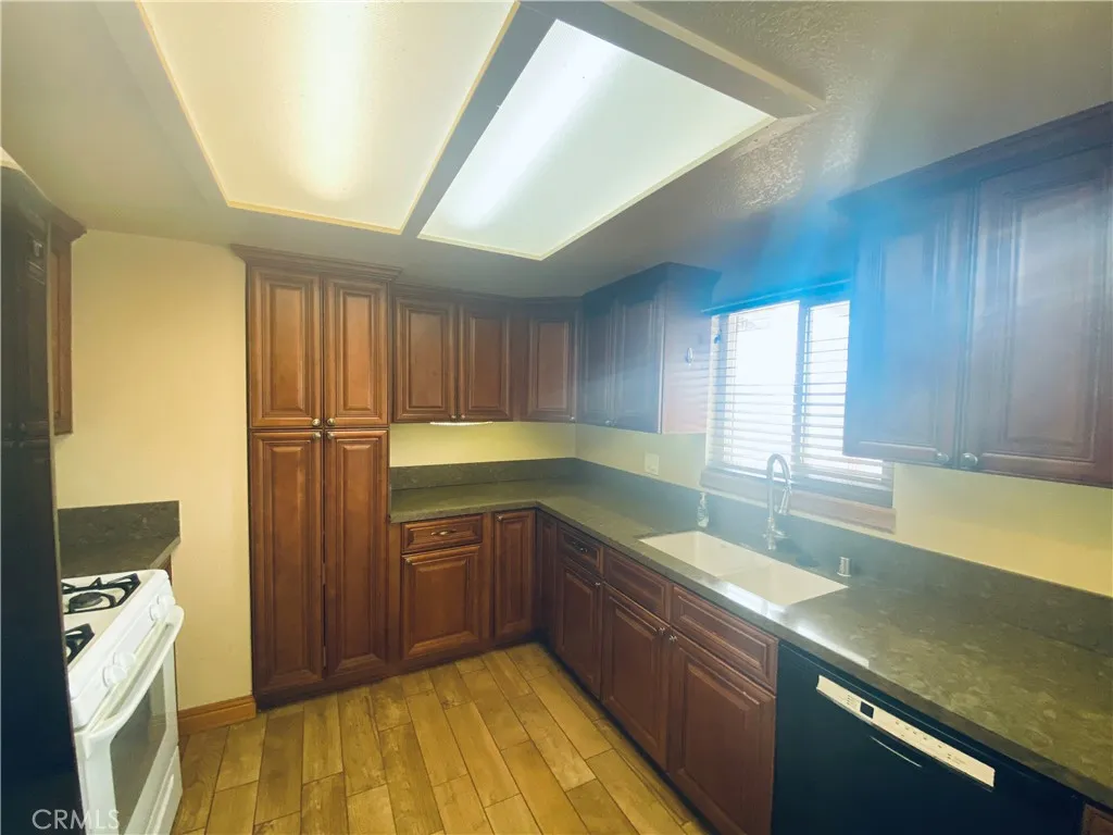 21259 Rosewood Street, Apple Valley, California 92308 home-pic-10