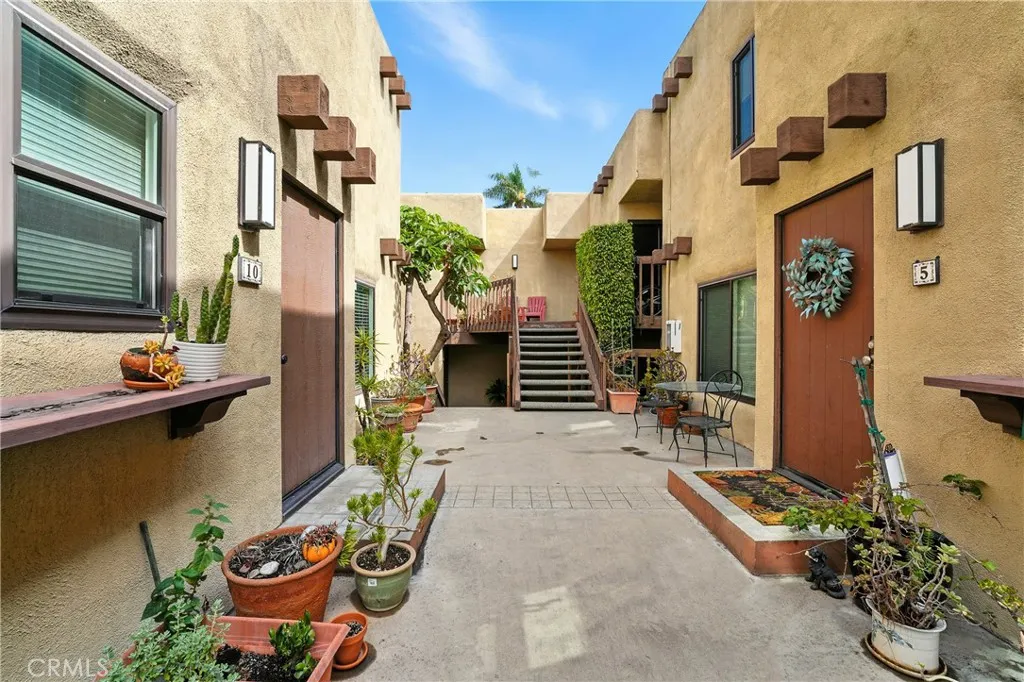 940 E 3rd Street 10, Long Beach, California 90802 home-pic-49