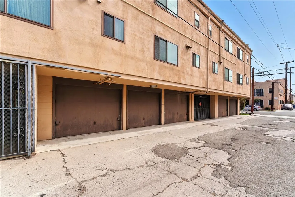 940 E 3rd Street 10, Long Beach, California 90802 home-pic-34