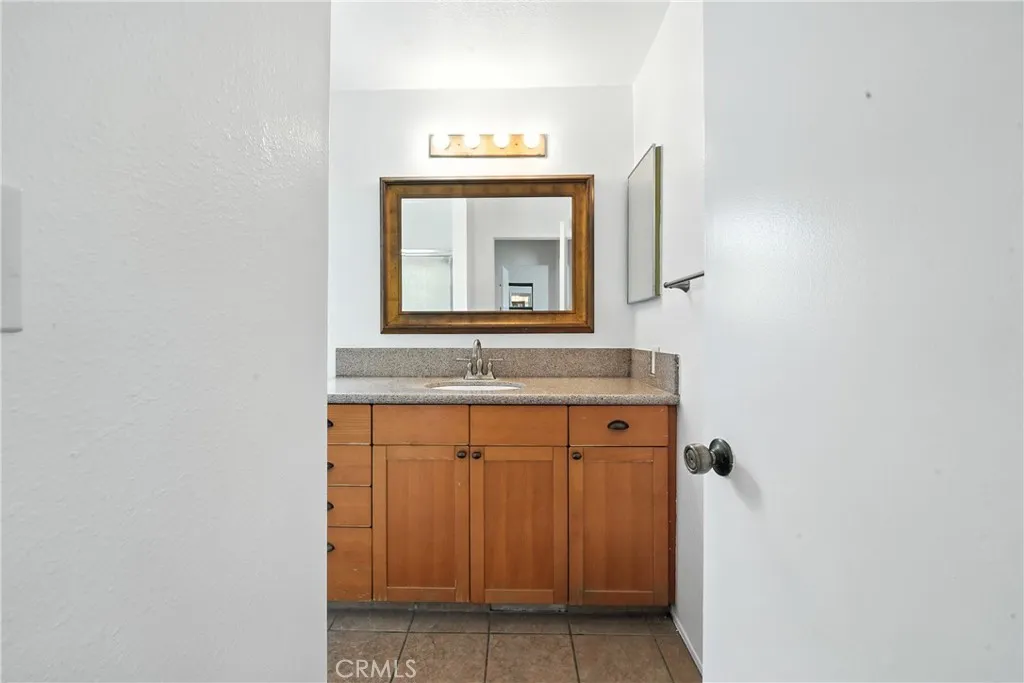 940 E 3rd Street 10, Long Beach, California 90802 home-pic-28