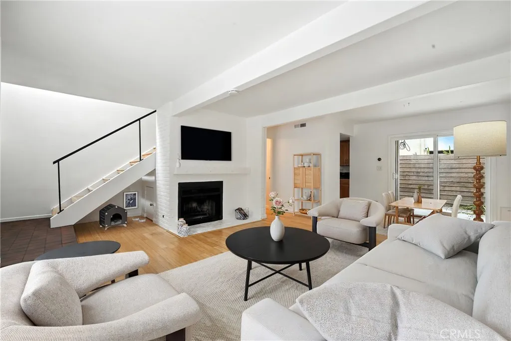 940 E 3rd Street 10, Long Beach, California 90802 home-pic-1