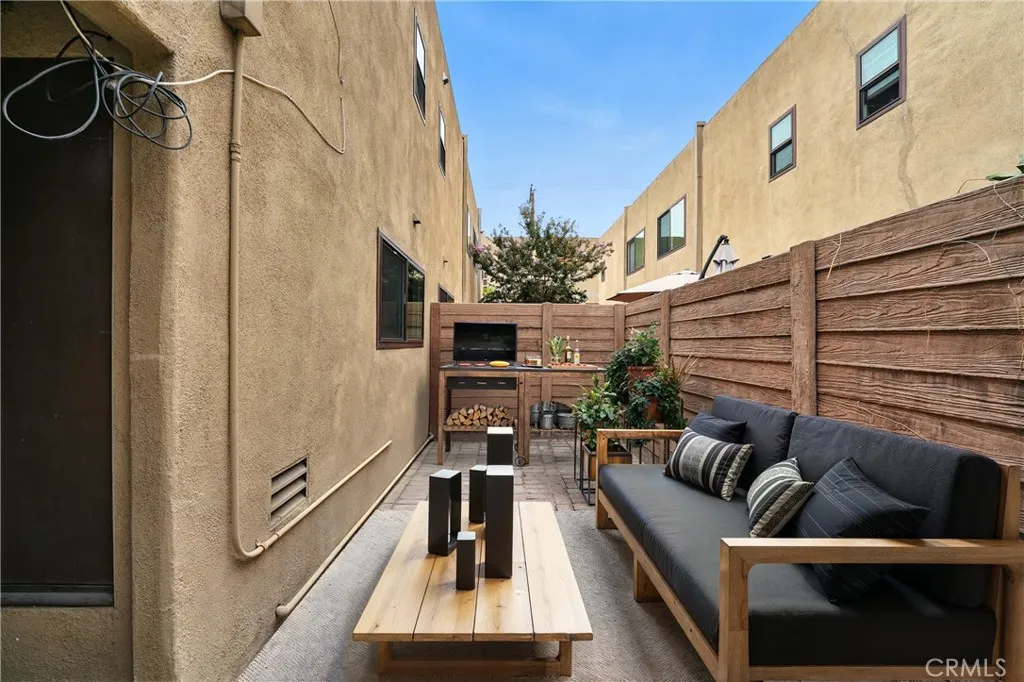 940 E 3rd Street 10, Long Beach, California 90802 home-pic-33