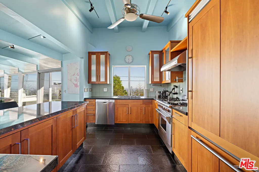 8411 Hollywood Boulevard, Los Angeles, California 90069 home-pic-16